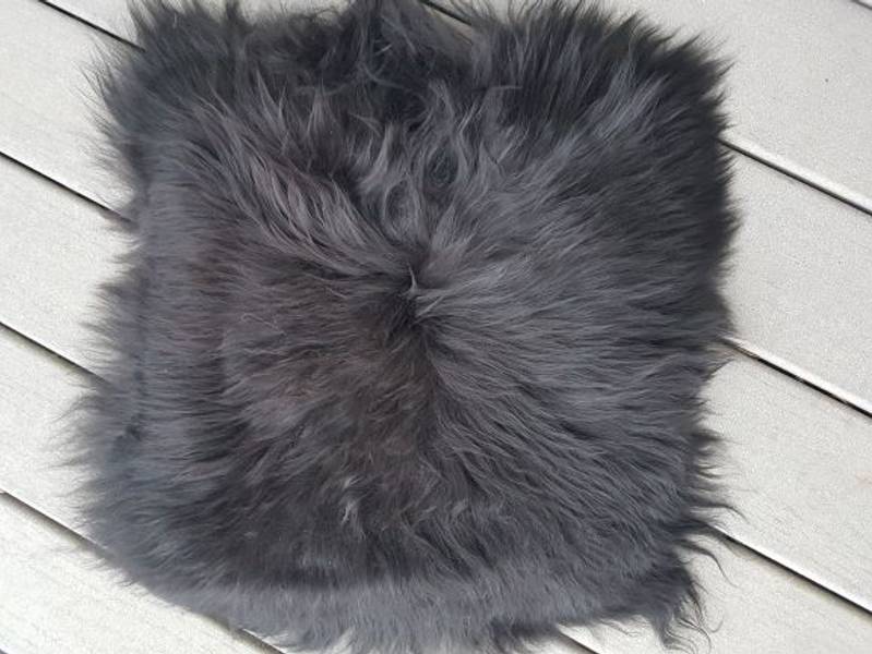 Sittelapper i brunsort 37 x 37 cm