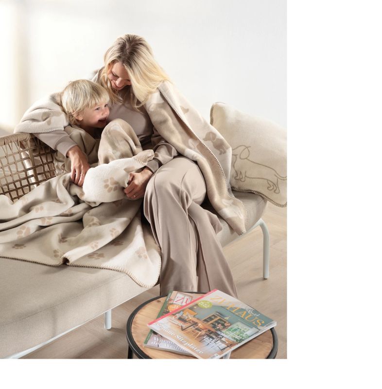 Pledd med hundemotiv, We love dogs pledd fra Cawø, beige
